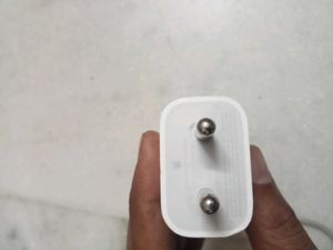 NEW AND ORIGINAL 20 WATT MOBILE CHARGER APPLE