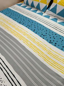 Geometric Queen Bedsheet With 2 Pillow Covers
