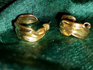 Anti Tarnish Gold Tone Hoop Earrings✨