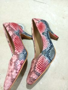 RUBEEZZ BRAND NEW SNAKE TEXTURED HEELS