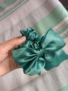 Price Reduced!!Hair Bow with 2 scrunchies