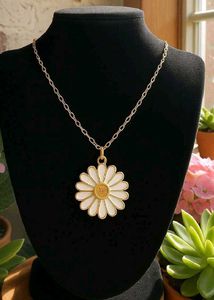 Daisy Pendant Necklace