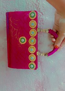 Woman's Pretty Where's Clutch