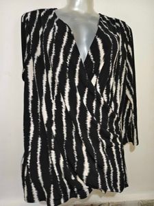 🎄Buy 1, Get 1 Free🎁 Printed Top M/ L Size