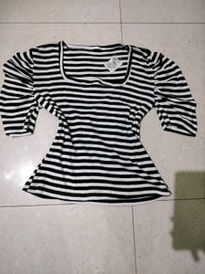New Black And White Puffed Sleeve Top