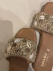 Luna Blu Shell Flip Flops 🩴