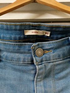 711 Skinny Levi&#39;s (Waist 32-34)