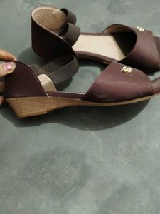 Brown sadals with little heel