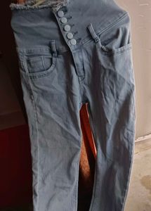 Button Jeans