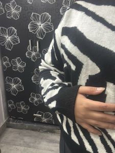 Zebra Print Pullover Sweater   M