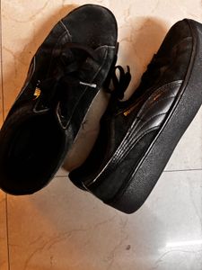 Selling My Two Used Shoes – UK 6