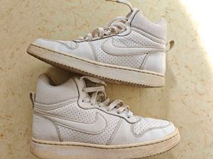 Nike Court Borough Mid