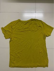 barely worn mustard/yellow t shirt 🐝