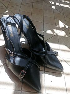 black strapped kitten heels🐈‍⬛⛓️🖤
