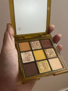 Huda Beauty Toffee Brown Eyeshadow