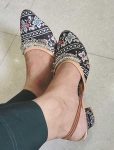 Floral Embroidered Women&#39;s Flats