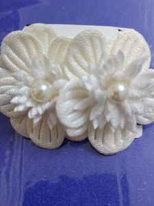 white flower earrings 🌸🌸🌸