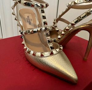 Valentino Rockstud Heels✨