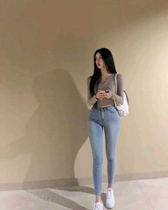 Light Wash Distressed Hem Jeans