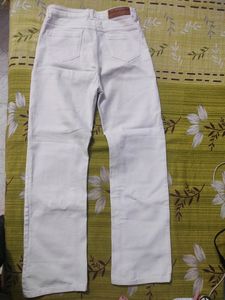 White Mid Waisted Straight Fit Jeans ❣️