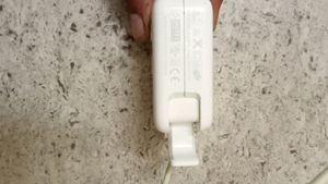 APPLE LAPTOP CHARGER NEW AND ORIGINAL 45.05 WATT
