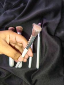 Huda Girl Professional White Makeup Brush