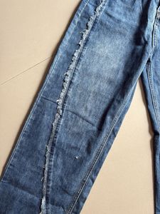 Wide Leg Jeans with Frayed Detail