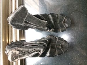 Black wedges heels