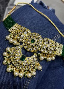 Exquisite Emerald Kundan Jewelry Set