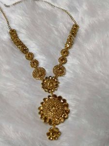 women necklace with earrings