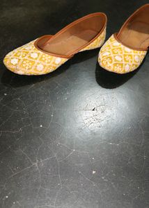 Yellow Color Jutti
