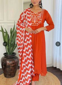 WomenEmbroidered Regular Thread Work Kurta with Tr