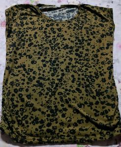 Olive green leopard print t-shirt with round neck