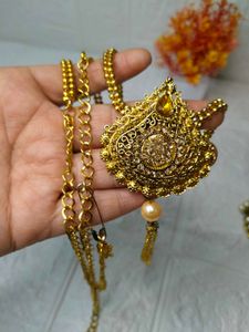 Elegant Gold Tone Necklace