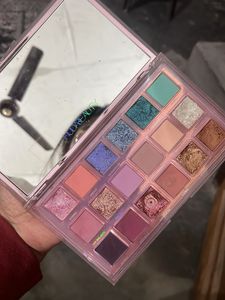 Huda Beauty Eyeshadow Palette
