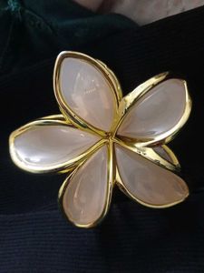 Flower hair clutcher