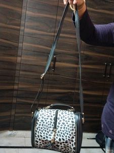 PRICE DROP⬇️ Black And White Sling Bag ❤️
