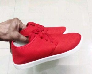 NEW NO USED CASUAL SPORTS SHOES.