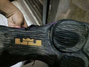 Nike LeBron Witness 4 Size 9 Black/Purple like new