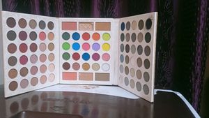 Ucanbe Eyeshadow Palette