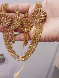 beautiful golden necklace with beautiful earing no used very nice and shinny stones