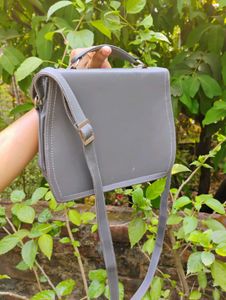 STYLISH LEATHER SLINGBAG