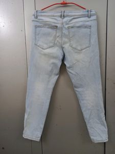 Light Wash Mom Fit Jeans With Chain Details