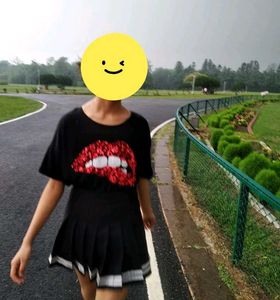 Sequin Lips Tee