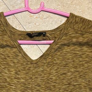 Roadster Mustard V-Neck Tee‼️sale‼️