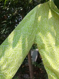 Green Patterned Tie-Front Top 💚🌿