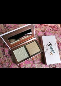 Makeup  Revolution London Face Highlighter Duo.