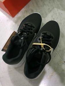 Nike Revolution 6 Running Shoes.