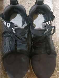 Am Selling My Black PUMA Snekars