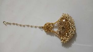 Elegant Gold & Pearl Maang Tikka